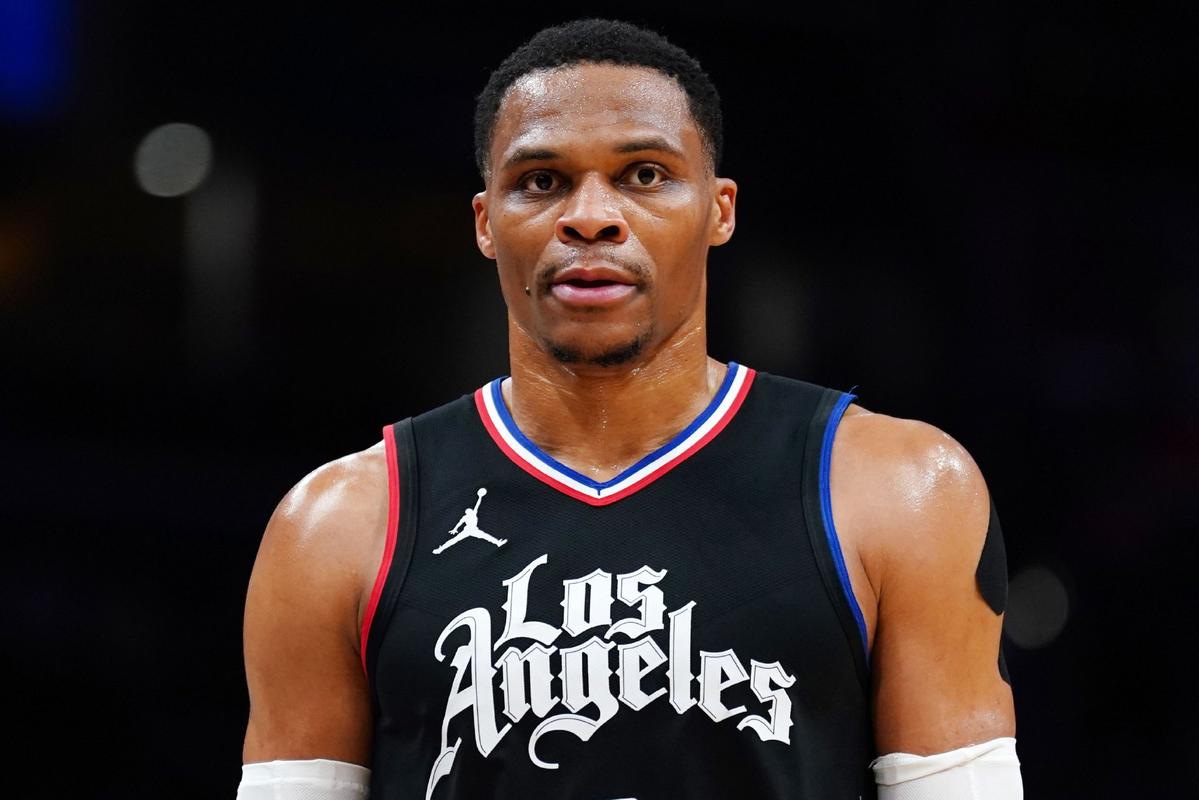 队报：A-勒布伦右手小指骨折，植入钢钉帮助第五掌骨愈合.